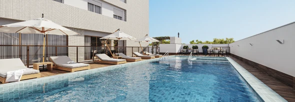 Piscina do Tremezzo com espreguiçadeiras e guarda-sóis