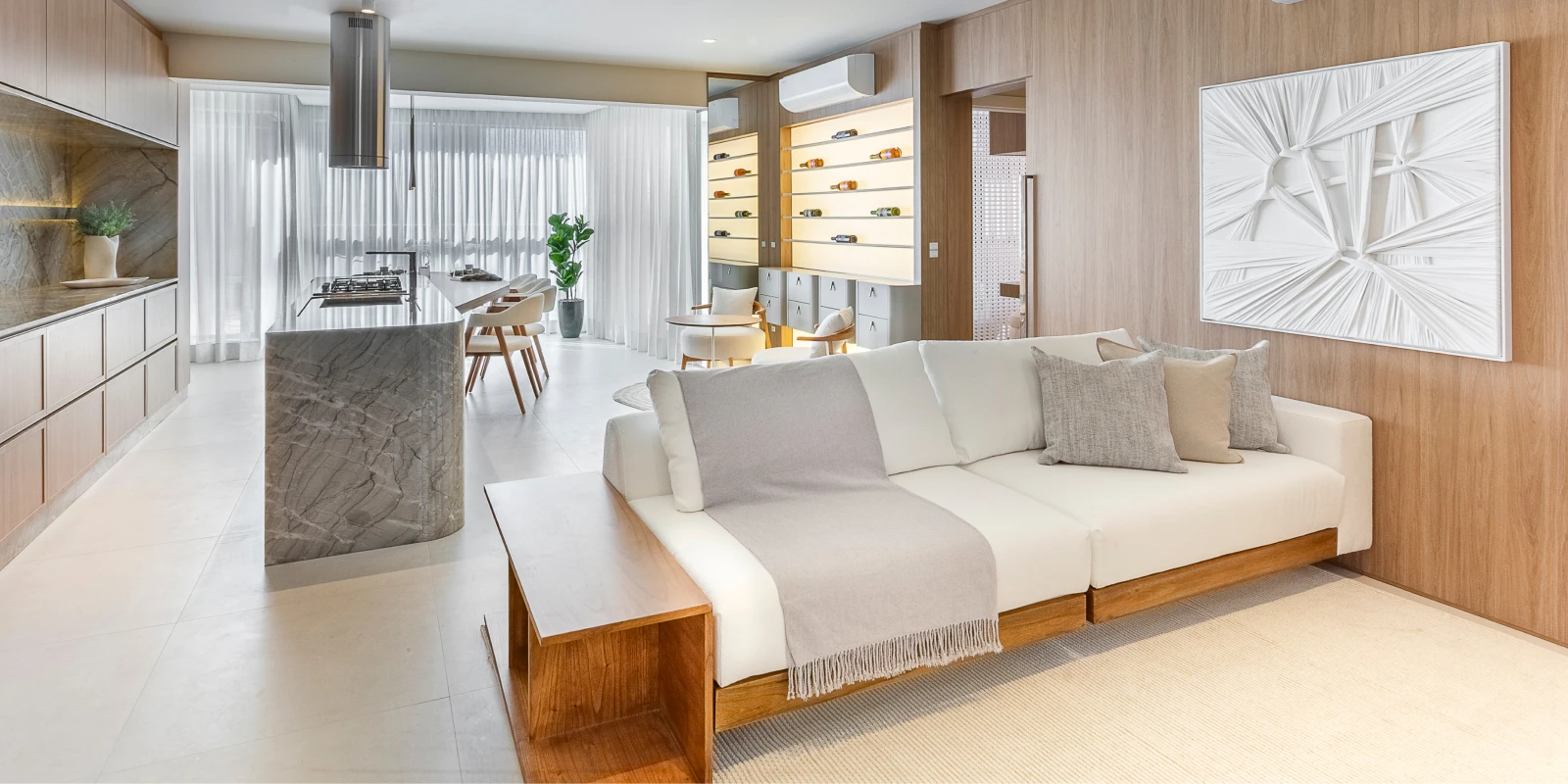 Living do apartamento do Tremezzo com sofá e adega climatizada
