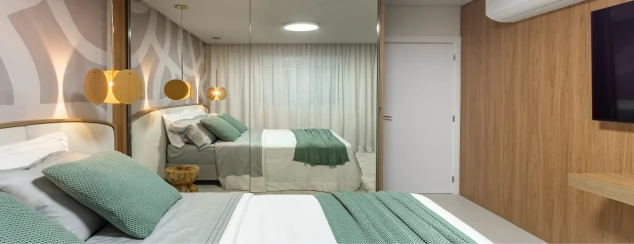 Dormitório de casal do apartamento do Tremezzo, com cabeceira ripada