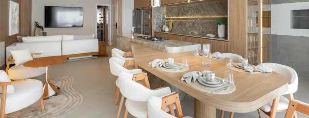Mesa de jantar do apartamento do Tremezzo, aberta para o living